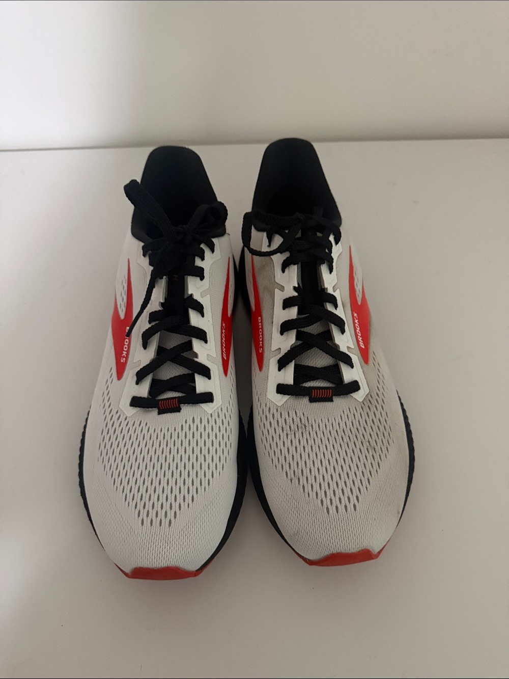 Brooks Launch 8 Men's White & Red Running Sneakers size 9